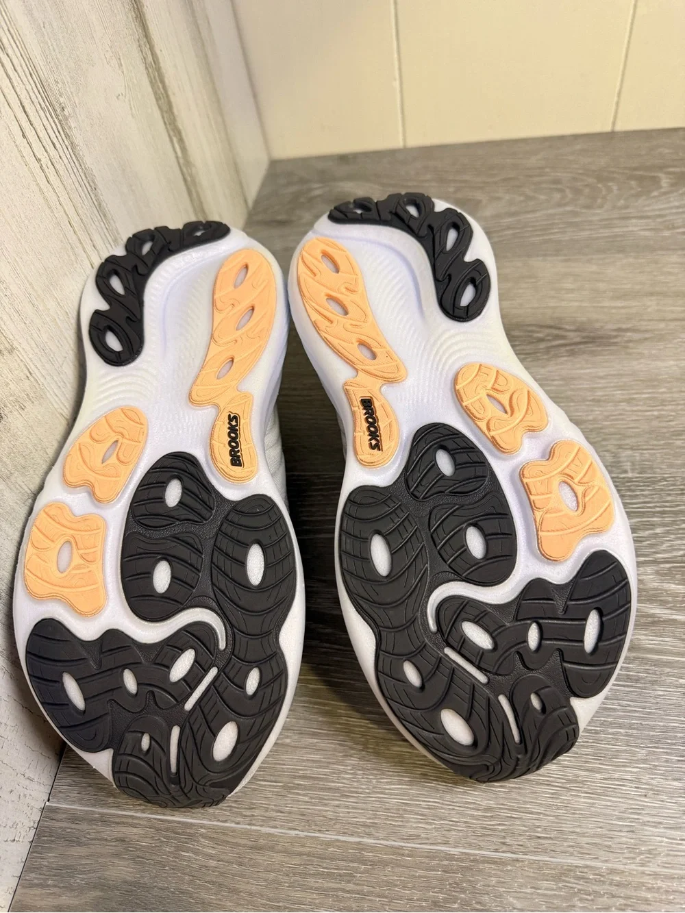 Brooks Adrenaline GTS 25 Gray Peach Running Shoes Wide D Sz 8.5